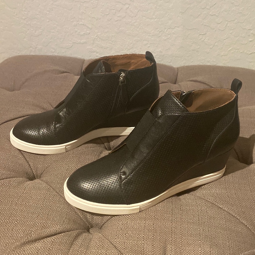 Linea Paolo Felicia wedge sneaker🌼